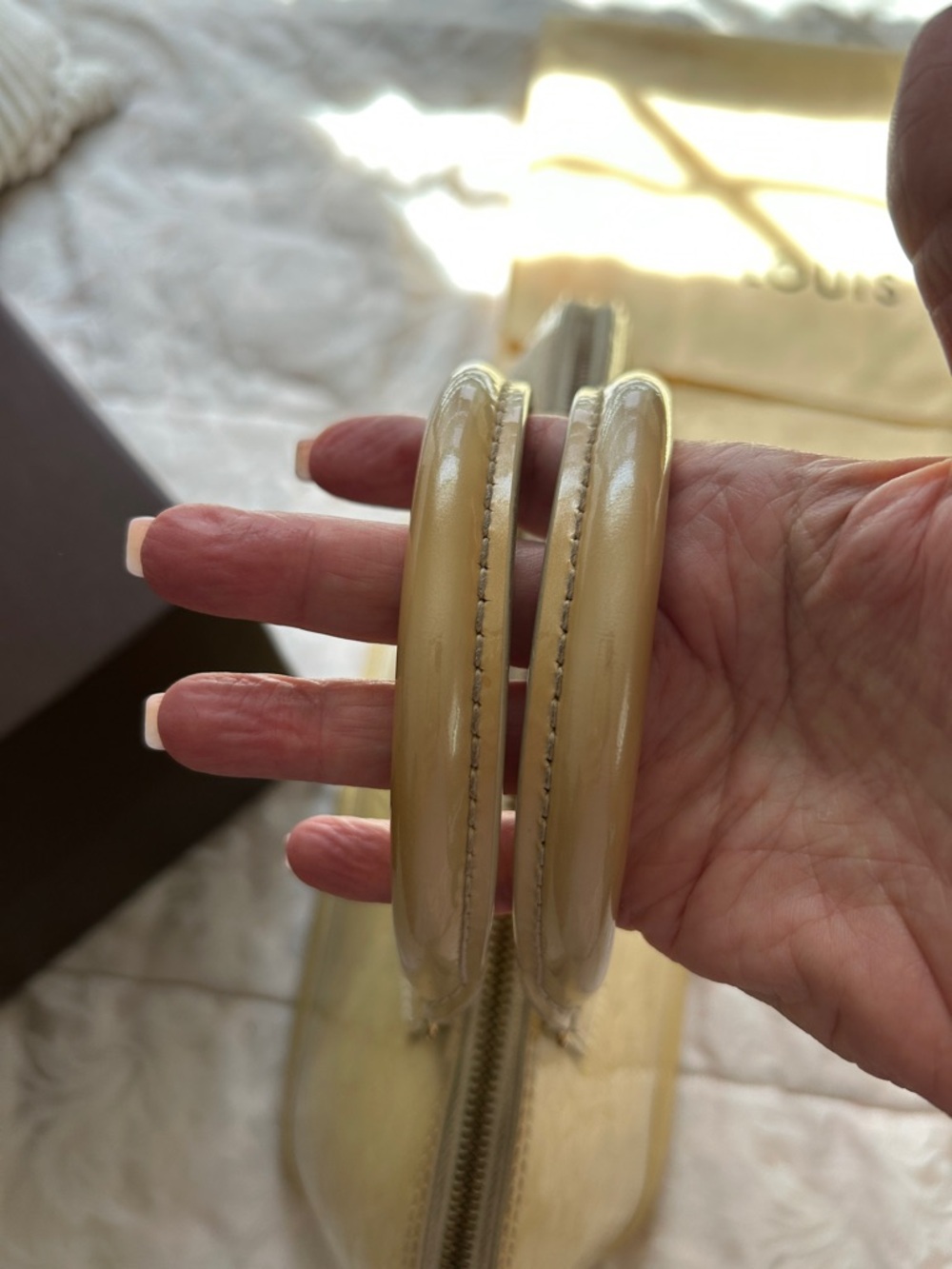 7039. Authentic Louis Vuitton Vernis Alma Satchel. Dustbag, Box, Lock/Key  COA. - Picture 5 of 16